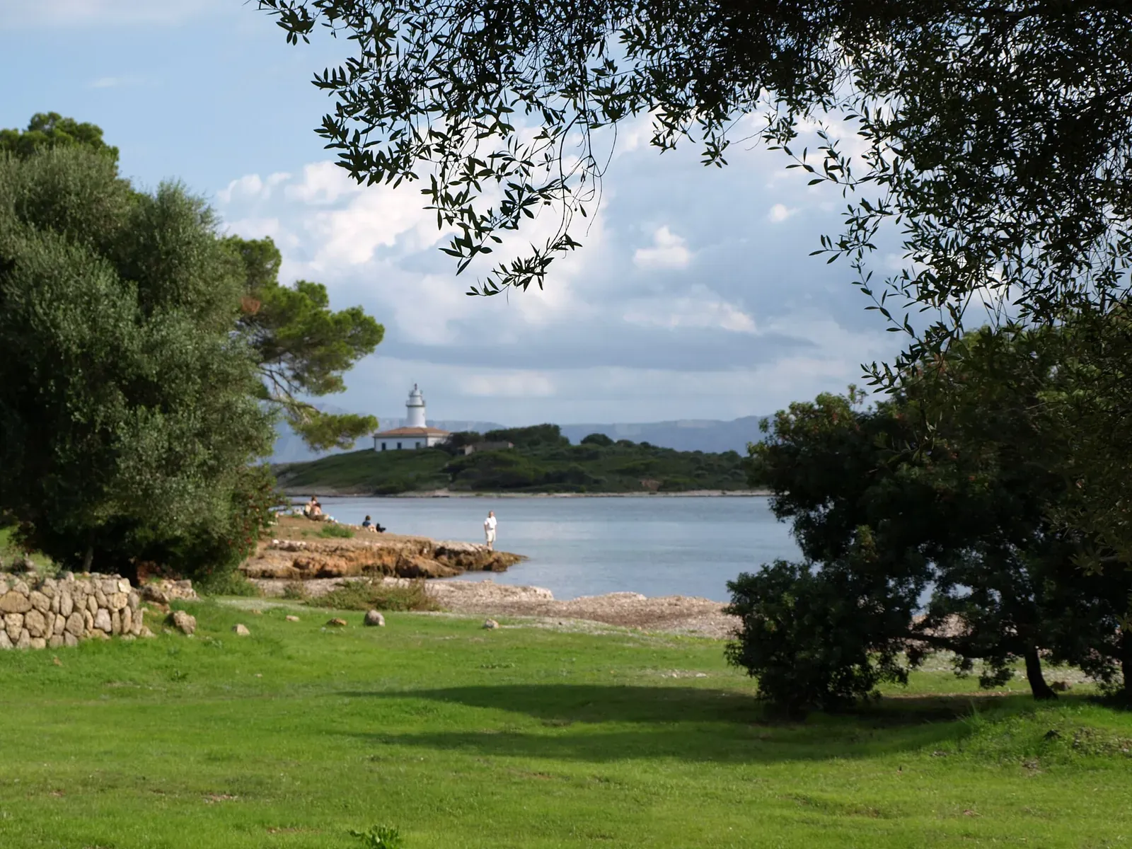 Der Leuchtturm auf der kleinen Insel Alcanada – das Ziel des Uferlaufs.