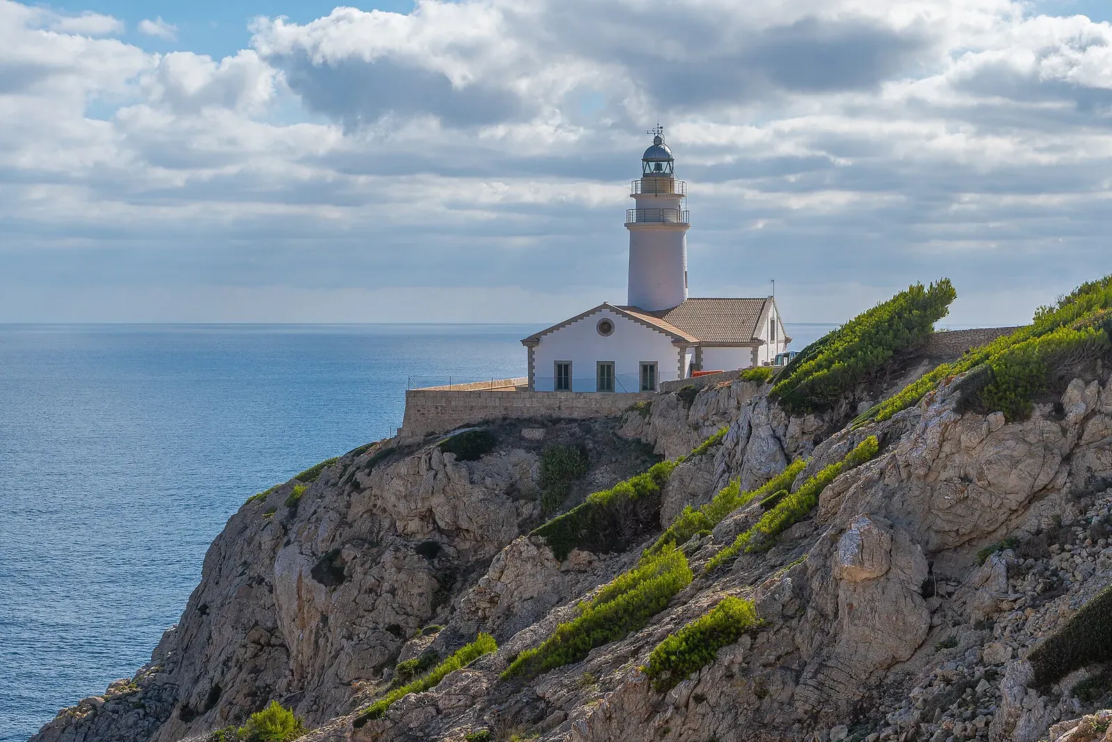 Der Leuchtturm an der Punta de Capdepera bei Cala Ratjada.