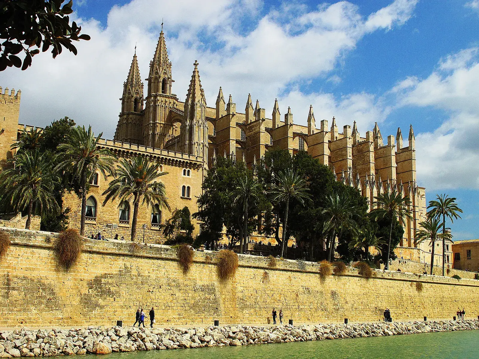 Stadtmauer, Almudaina-Palast und Kathedrale von Palma vom Parc de la Mar aus