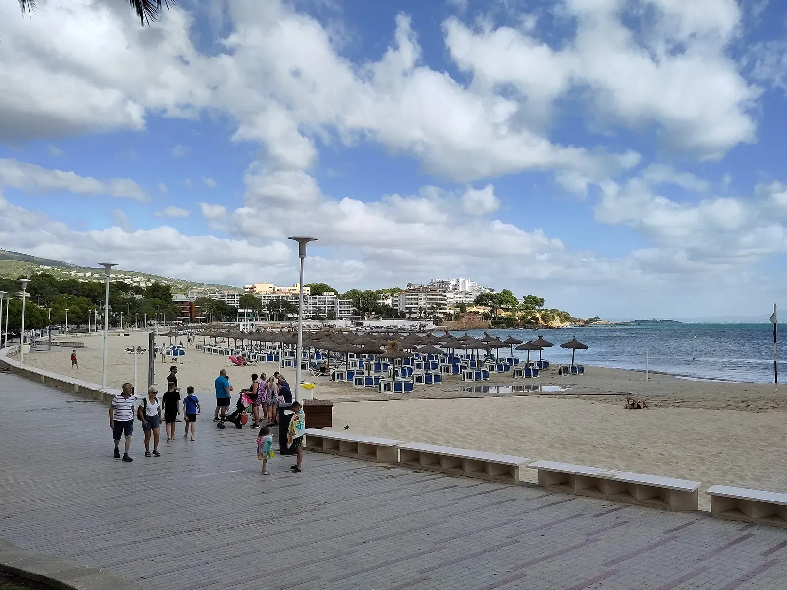 Die Promenade an der Platja del Carregador in Palmanova.