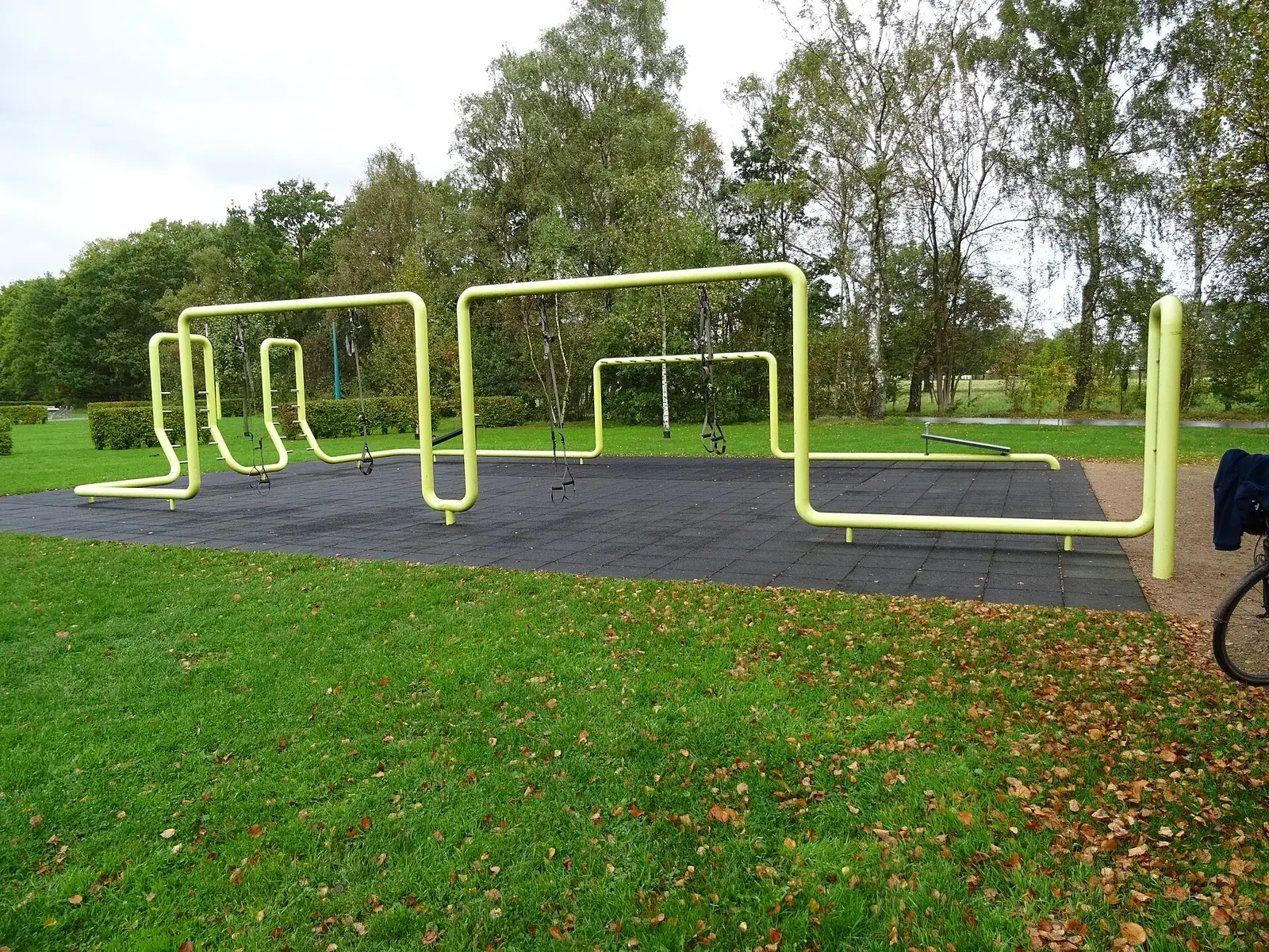 Fitnessanlage mit Stangen in verschiedenen Höhen im Stadtpark Norderstedt